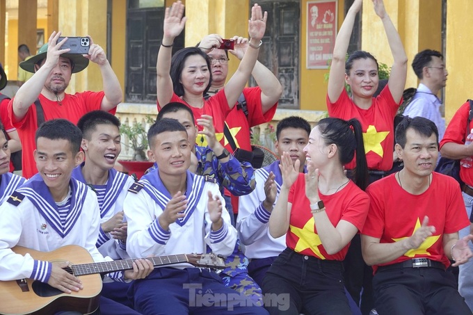 Overseas Vietnamese people visit Truong Sa Islands - 4