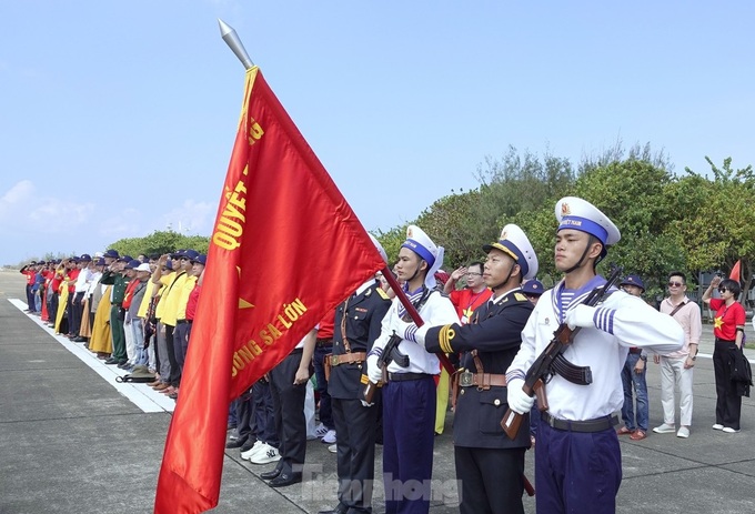 Overseas Vietnamese people visit Truong Sa Islands - 1