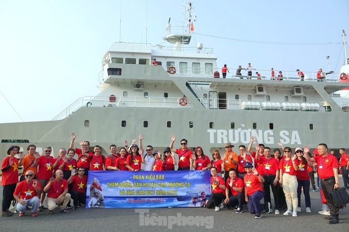 Overseas Vietnamese people visit Truong Sa Islands - 2