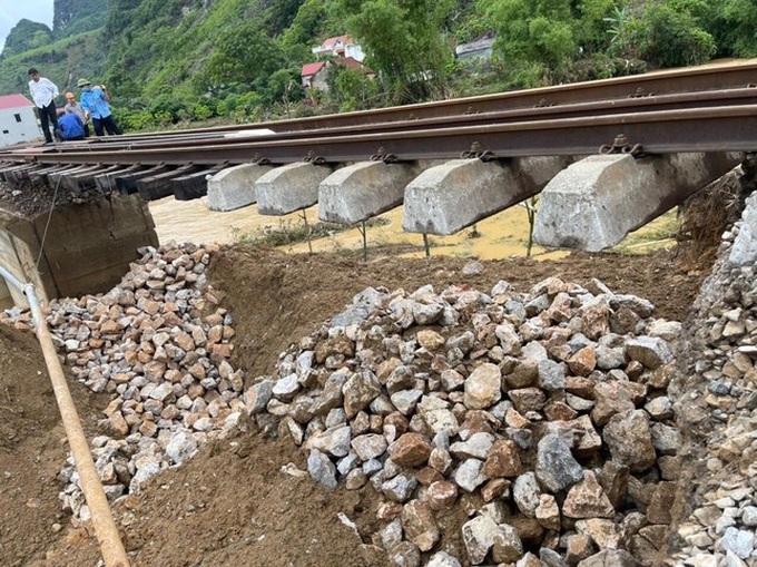 Hanoi-Dong Dang railway reopens following landslides - 2