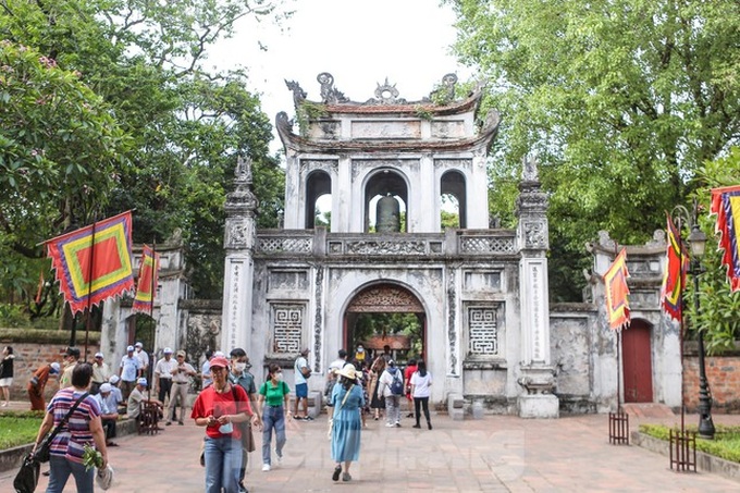 Students rush to Temple of Literature for luck before exams - 1