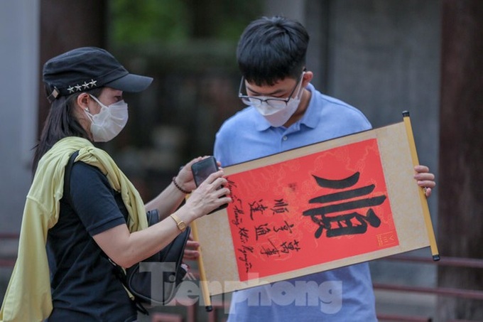 Students rush to Temple of Literature for luck before exams - 8