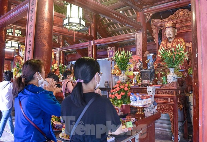 Students rush to Temple of Literature for luck before exams - 3