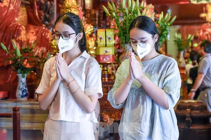 Students rush to Temple of Literature for luck before exams - 4