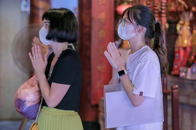 Students rush to Temple of Literature for luck before exams - 9