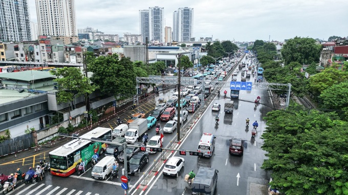 Hanoi streets face serious congestion as people leave for National Day holiday - 9
