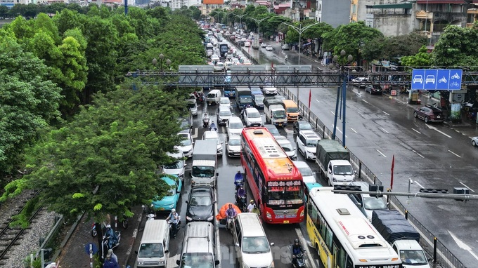 Hanoi streets face serious congestion as people leave for National Day holiday - 6