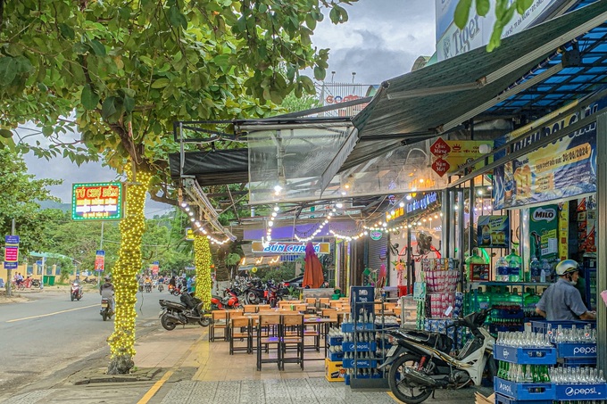 Danang pavements overrun by businesses - 3 Danang pavements overrun by businesses - 3