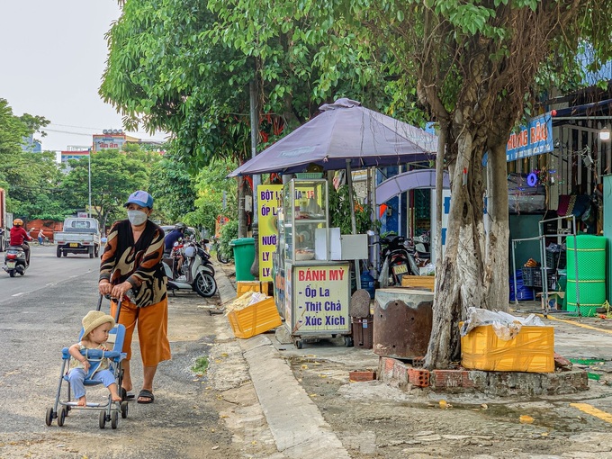 Danang pavements overrun by businesses - 4 Danang pavements overrun by businesses - 4
