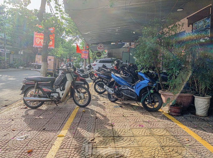 Danang pavements overrun by businesses - 1 Danang pavements overrun by businesses - 1