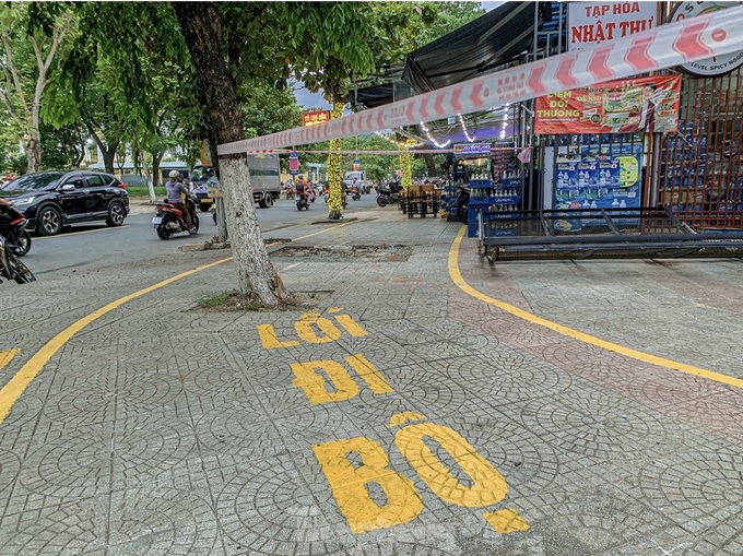 Danang pavements overrun by businesses - 5 Danang pavements overrun by businesses - 5