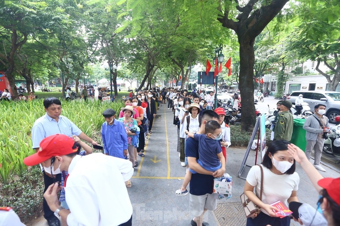 Hanoians queue for hours for free tour bus tickets - 1 Hanoians queue for hours for free tour bus tickets - 1