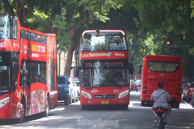 Hanoians queue for hours for free tour bus tickets - 5 Hanoians queue for hours for free tour bus tickets - 5