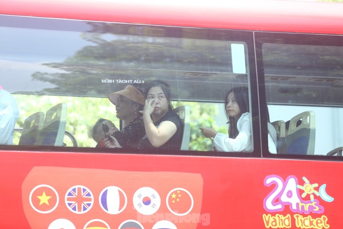 Hanoians queue for hours for free tour bus tickets - 6 Hanoians queue for hours for free tour bus tickets - 6