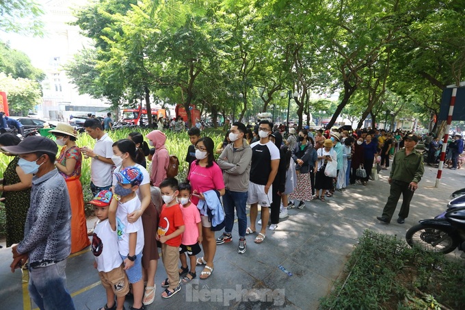 Hanoians queue for hours for free tour bus tickets - 2 Hanoians queue for hours for free tour bus tickets - 2