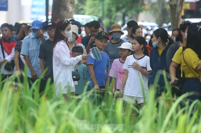 Hanoians queue for hours for free tour bus tickets - 3 Hanoians queue for hours for free tour bus tickets - 3