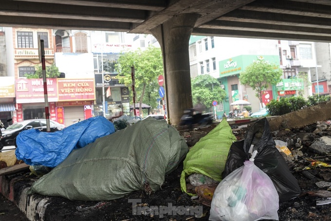 Hanoi streets strewn with rubbish - 7 Hanoi streets strewn with rubbish - 7