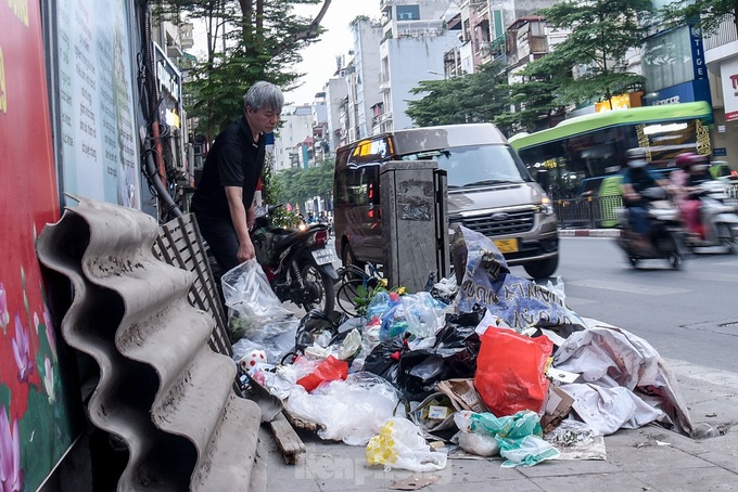 Hanoi streets strewn with rubbish - 5 Hanoi streets strewn with rubbish - 5