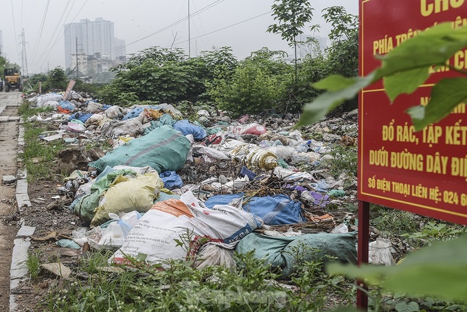 Hanoi streets strewn with rubbish - 3 Hanoi streets strewn with rubbish - 3