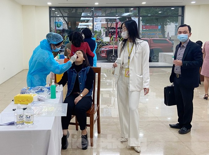National Assembly office workers line up for Covid-19 tests before returning to work - 3