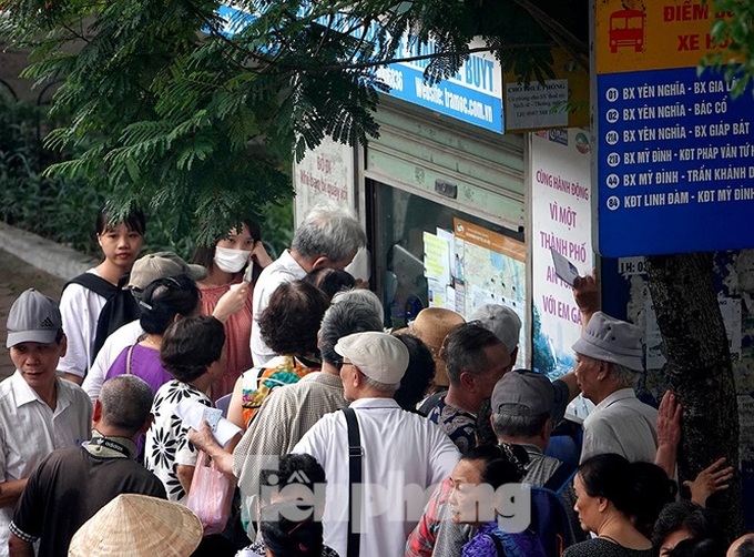 Hundreds of old people queue to get free bus pass - 3