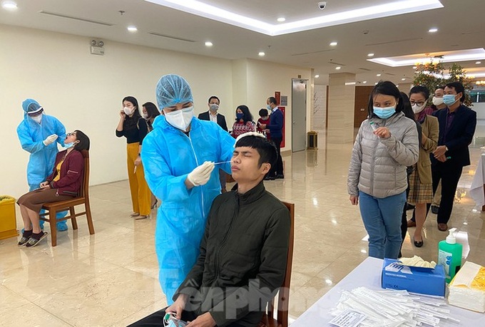 National Assembly office workers line up for Covid-19 tests before returning to work - 1