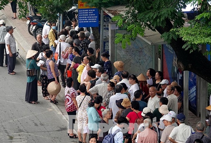 Hundreds of old people queue to get free bus pass - 1