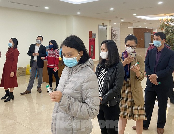 National Assembly office workers line up for Covid-19 tests before returning to work - 5