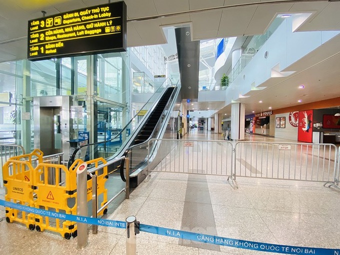 Noi Bai Airport busy as domestic travel resumed - 6