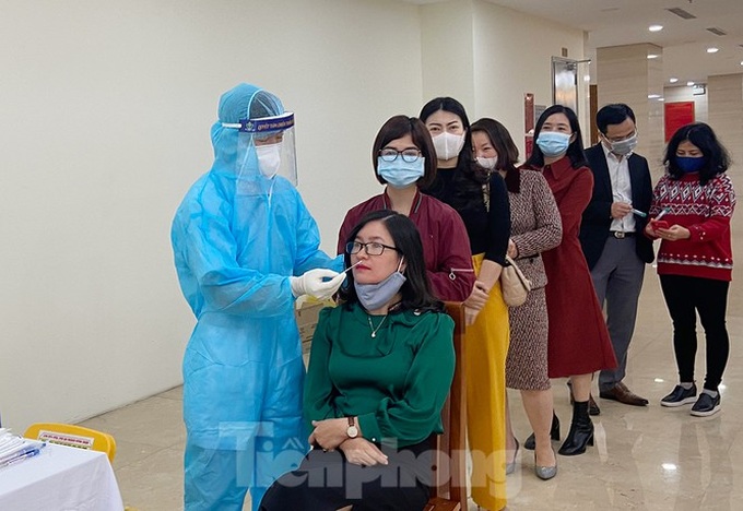 National Assembly office workers line up for Covid-19 tests before returning to work - 2