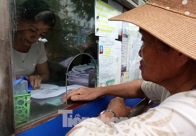 Hundreds of old people queue to get free bus pass - 5