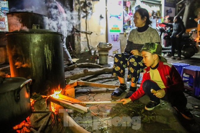 Hanoi residents stay up late to cook Chung Cake - 11 Hanoi residents stay up late to cook Chung Cake - 11