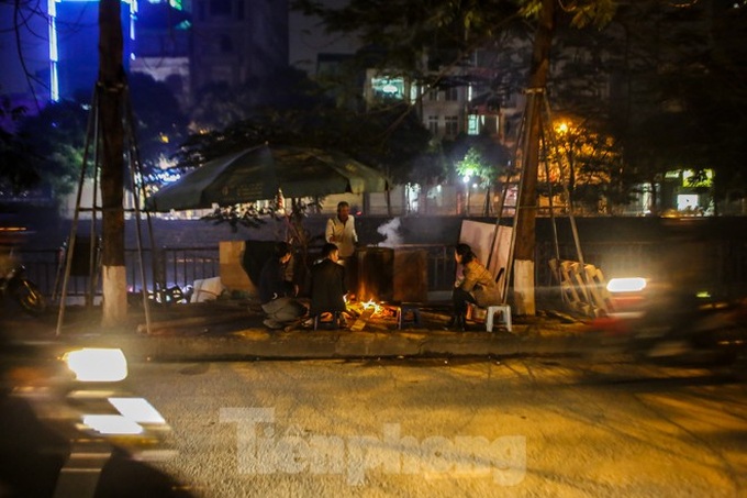 Hanoi residents stay up late to cook Chung Cake - 1 Hanoi residents stay up late to cook Chung Cake - 1