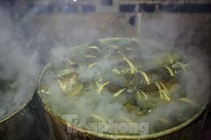 Hanoi residents stay up late to cook Chung Cake - 5 Hanoi residents stay up late to cook Chung Cake - 5