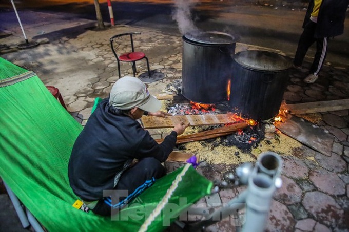 Hanoi residents stay up late to cook Chung Cake - 7 Hanoi residents stay up late to cook Chung Cake - 7