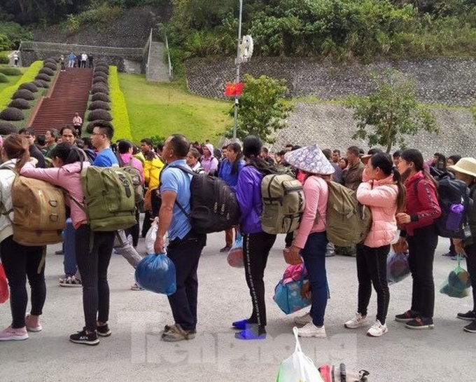 More people flock to China through Lang Son border gate to work - 1