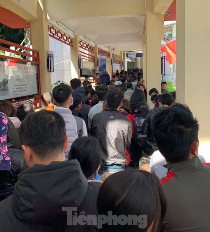 More people flock to China through Lang Son border gate to work - 2