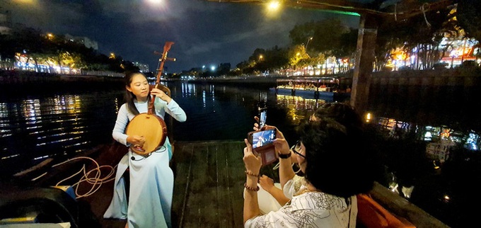 New tours launched in HCM City on Reunification Day holiday - 1