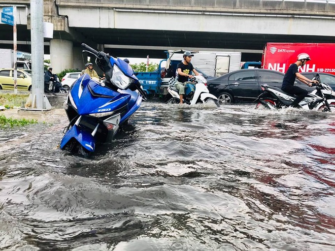 HCM City streets submerged due to heavy rains - 1 HCM City streets submerged due to heavy rains - 1