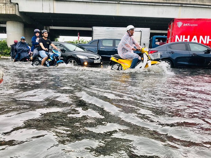 HCM City streets submerged due to heavy rains - 3 HCM City streets submerged due to heavy rains - 3
