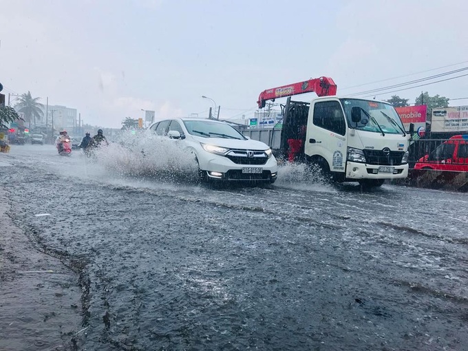 HCM City streets submerged due to heavy rains - 4 HCM City streets submerged due to heavy rains - 4