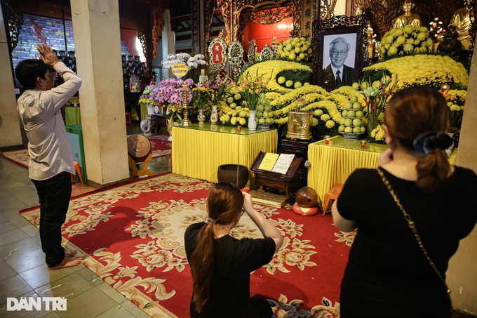HCM City people mourn the passing of Party General Secretary Nguyen Phu Trong - 6 HCM City people mourn the passing of Party General Secretary Nguyen Phu Trong - 6