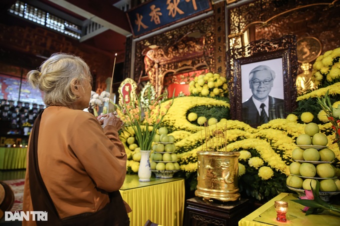 HCM City people mourn the passing of Party General Secretary Nguyen Phu Trong - 5 HCM City people mourn the passing of Party General Secretary Nguyen Phu Trong - 5