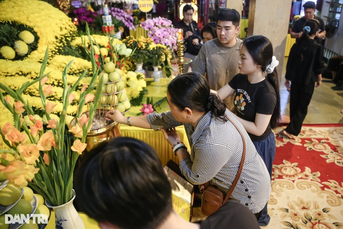 HCM City people mourn the passing of Party General Secretary Nguyen Phu Trong - 2 HCM City people mourn the passing of Party General Secretary Nguyen Phu Trong - 2