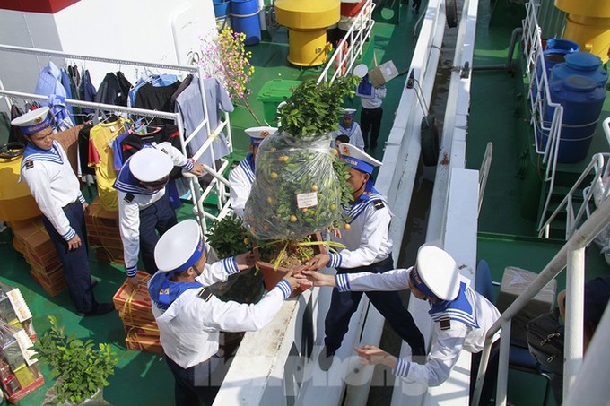 Naval soldiers receive Tet gifts at sea - 1