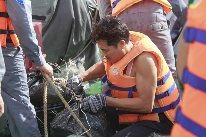 Naval soldiers receive Tet gifts at sea - 4