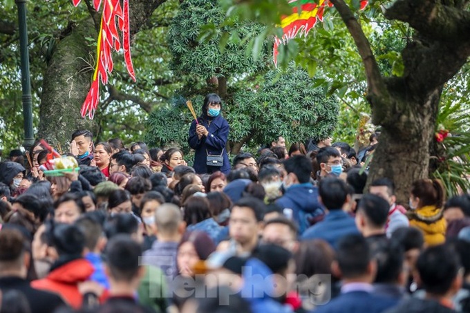 Tay Ho Temple congested after Tet - 1