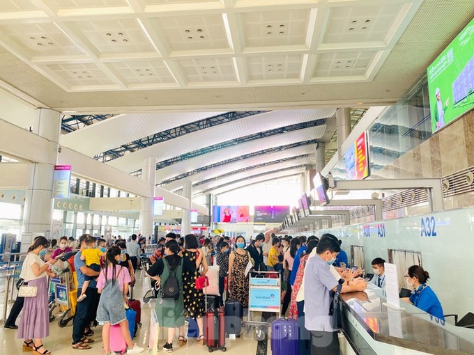 Noi Bai Airport busy as domestic travel resumed - 3