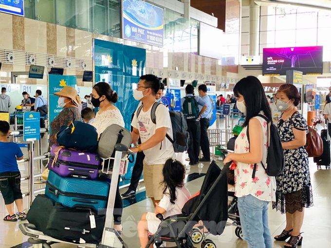 Noi Bai Airport busy as domestic travel resumed - 4