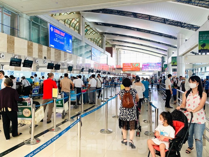 Noi Bai Airport busy as domestic travel resumed - 1